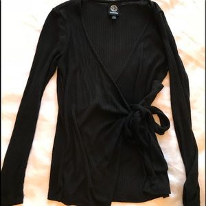 Long sleeve ribbed top with front tie